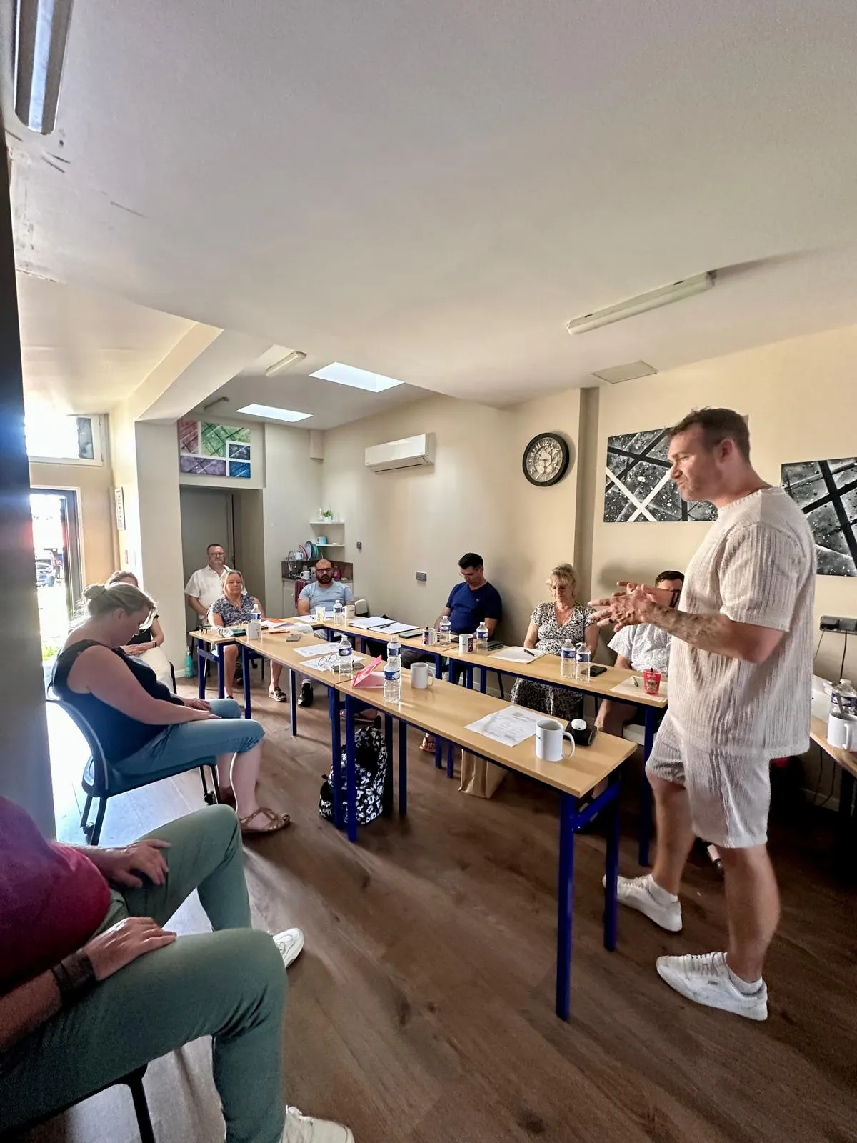Xavier Clausse animant une formation en hypnose